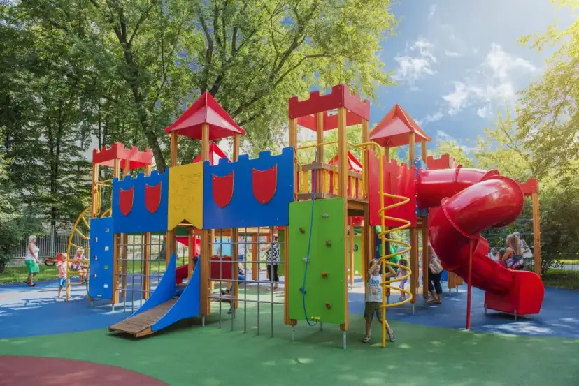 Jakie zabawki na plac zabaw wybrać, aby wspierać rozwój dzieci?