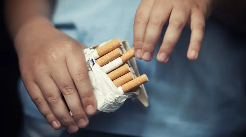 Palenie w hotelu? Poznaj kary, czujniki i uniknij problemów!