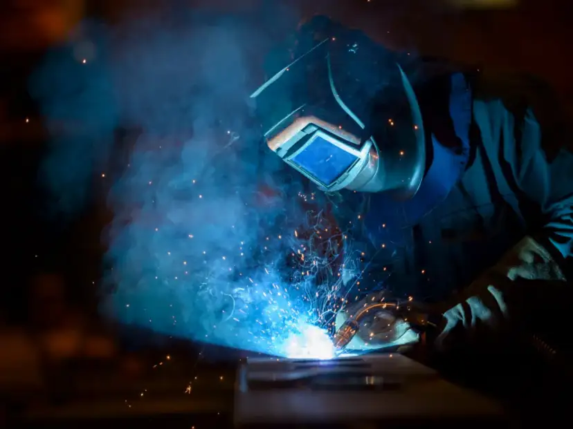 Jak zostać spawaczem: kluczowe kroki, certyfikaty i możliwości pracy