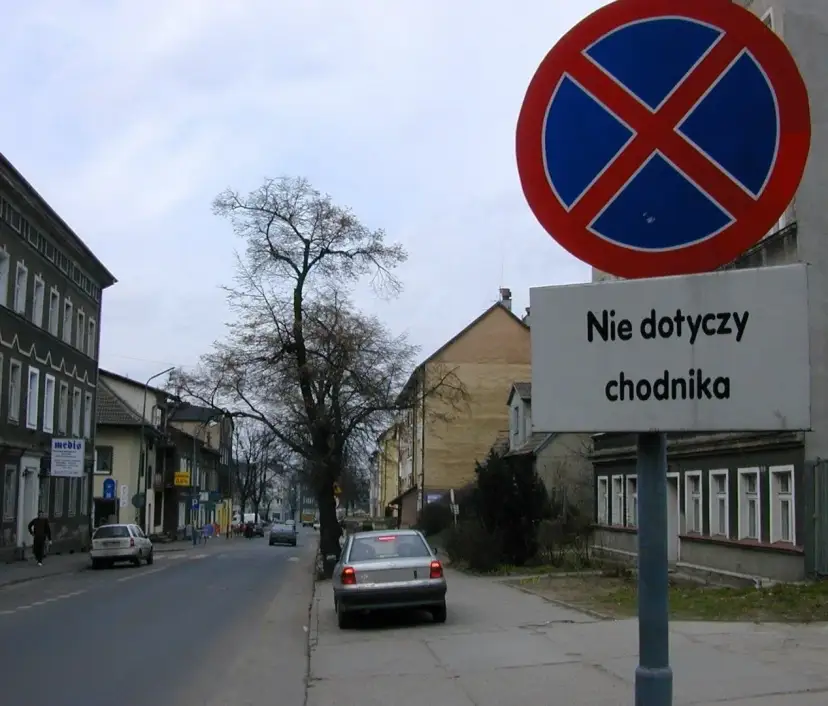 Czy widoczny znak zakazu dotyczy tylko chodnika? Sprawdź zasady!