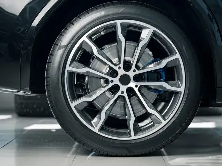 Czarne auto: jaki kolor felg wybrać? Inspiracje i porady eksperta