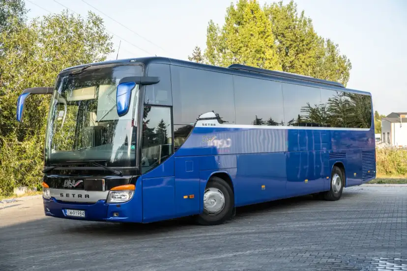 Ile kosztuje autokar za kilometr? Sprawdź ceny i ukryte opłaty