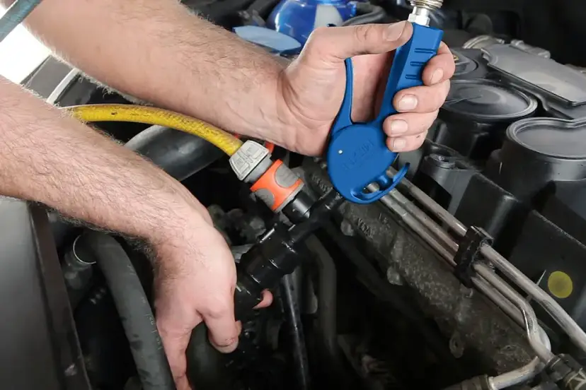 Jak skutecznie wyczyścić chłodnicę samochodu i uniknąć awarii