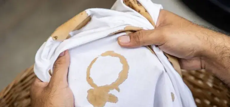 Plama z kawy na białej bluzce? Sprawdzone sposoby na ratunek!