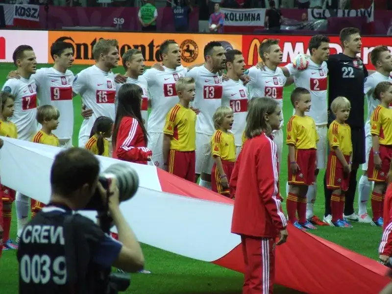 Dlaczego dzieci wychodzą z piłkarzami? Odkryj ich znaczenie i emocje