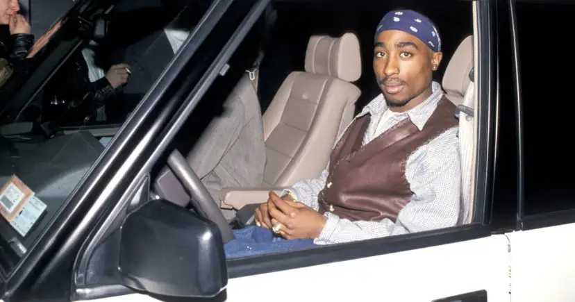 Tupac w samochodzie, tuż przed tym, jak zginął. W tle widać inne osoby.
