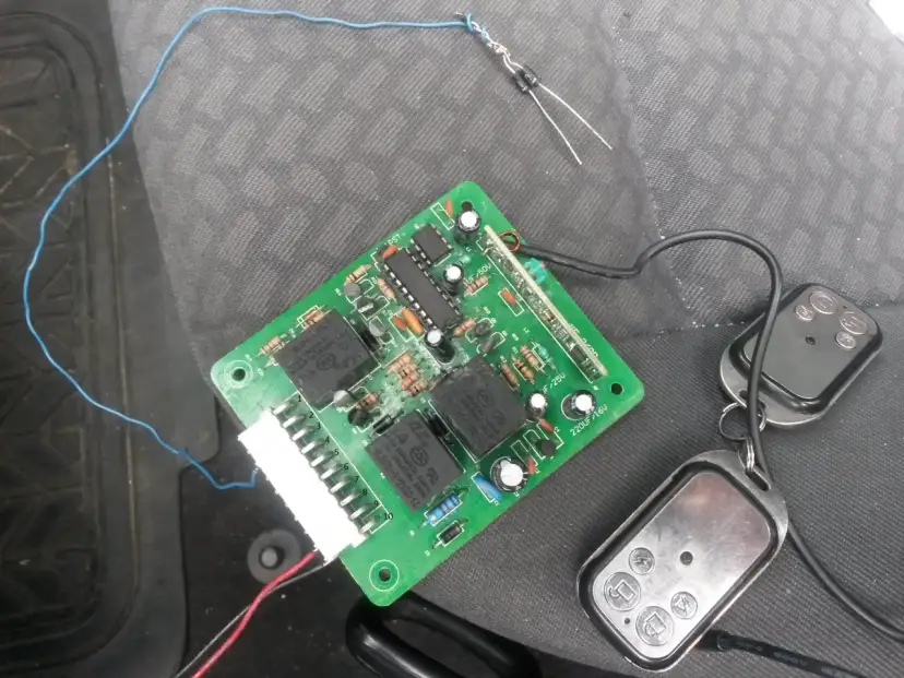 Schemat sterownika centralnego zamka do Audi A4 B5 z pilotami.