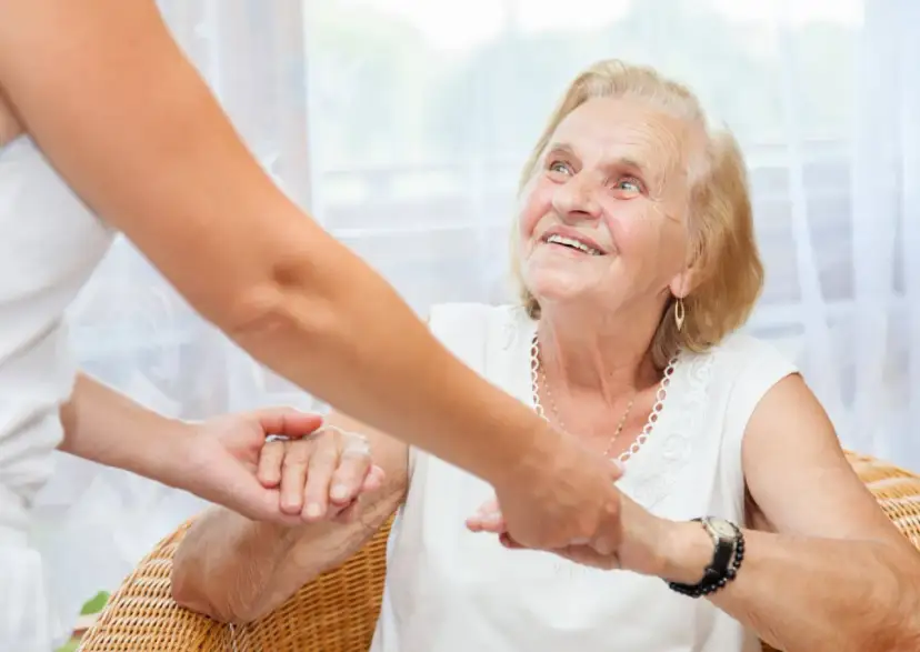 Ile zarabia opiekunka w mopsie? Zaskakujące fakty o wynagrodzeniu