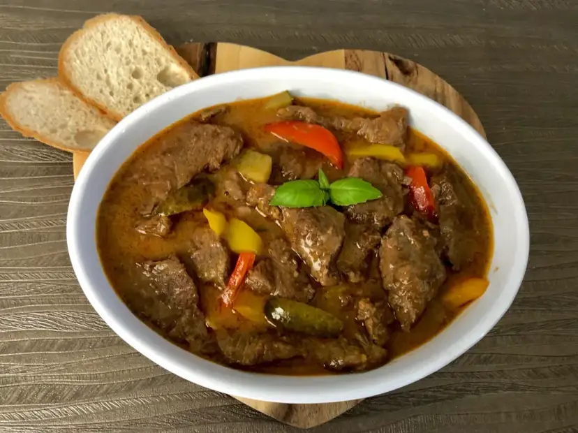 Jaka wołowina na strogonowa? Oto najlepsze kawałki mięsa do dania