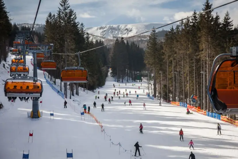Wyciągi narciarskie w Karpaczu – najlepsze miejsca i ceny dla narciarzy