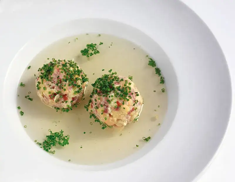 Einfaches Rezept für Speckknödel – Traditionelle österreichische Köstlichkeit