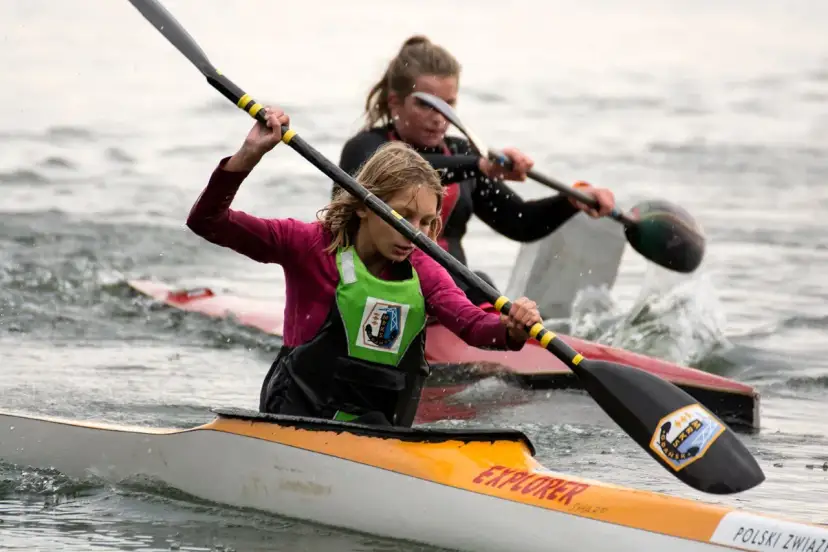 Wioślarstwo a kajakarstwo: Kluczowe różnice, które musisz znać