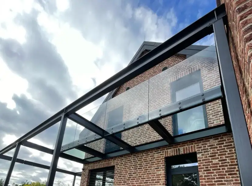 Balustrady szklane na wymiar Wrocław – fuzja bezpieczeństwa konstrukcyjnego i nowoczesnego designu