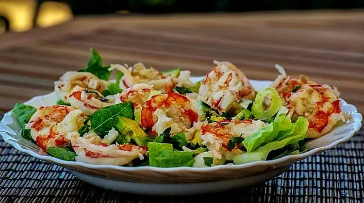 Deliciosas recetas de ensalada de gambas para cenar sin complicaciones