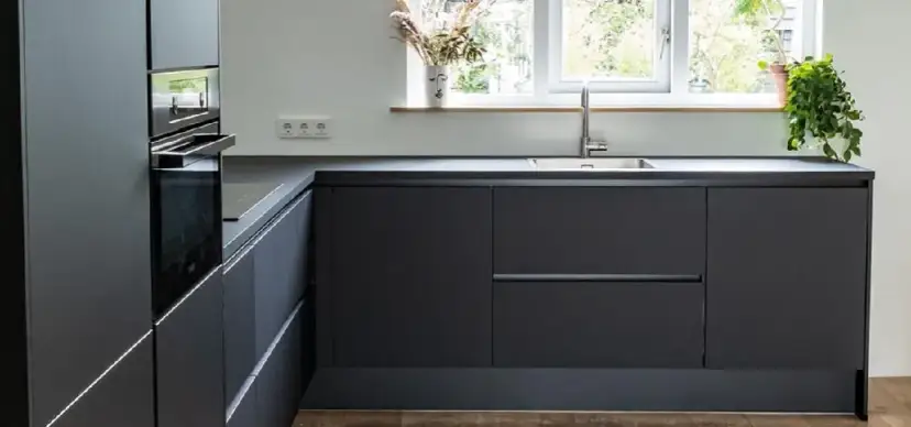 Jaki blat do szarych mebli - idealne kolory i materiały do kuchni