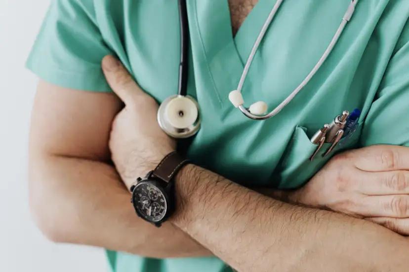 Czy lekarz bez specjalizacji może leczyć? Uprawnienia, ograniczenia i odpowiedzialność