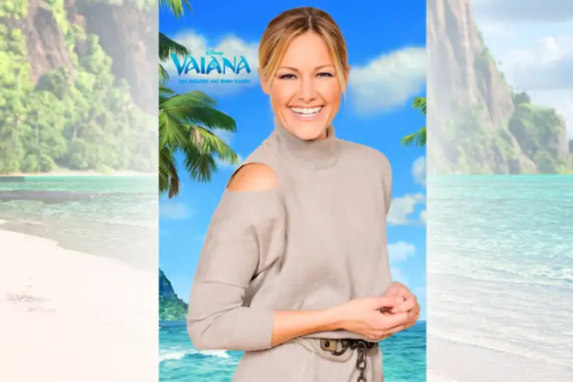 Lächelnde Frau vor tropischer Kulisse mit Vaiana-Logo.