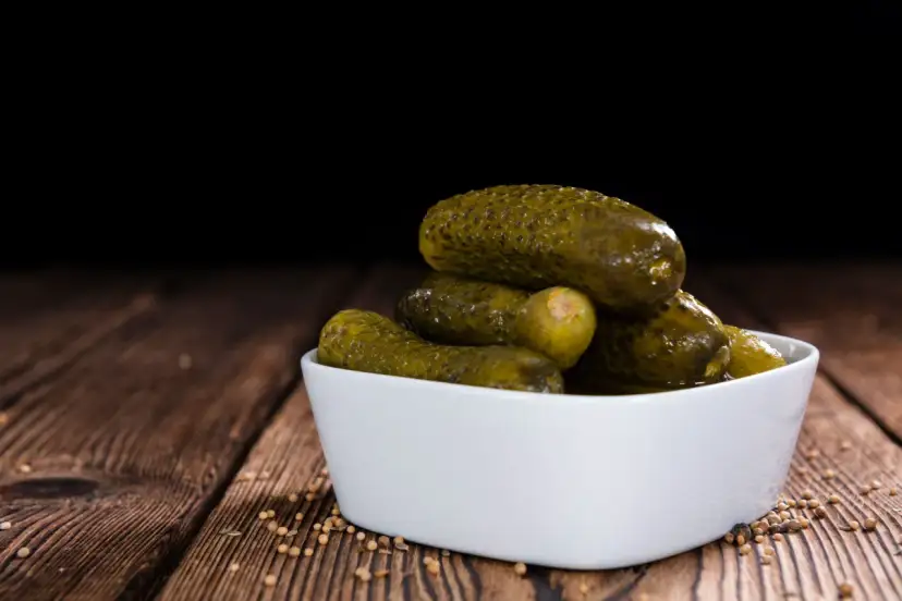 Ile soli dodać do wody na ogórki kiszone, aby były idealne?