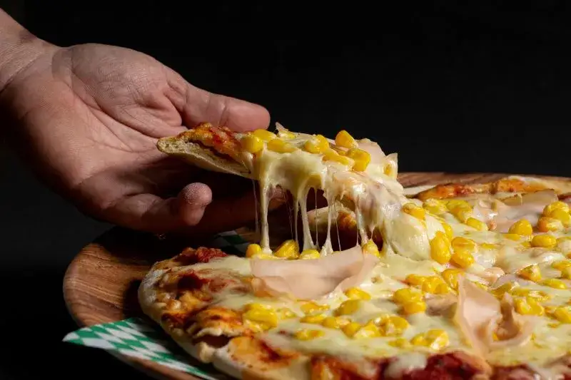 Sekret ciągnącej pizzy: jaki ser wybrać? Poradnik eksperta.