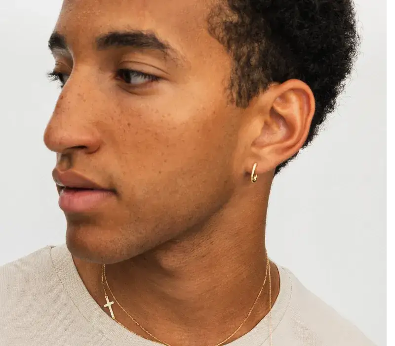 Kolczyk u mężczyzny w którym uchu? Odkryj znaczenie i style