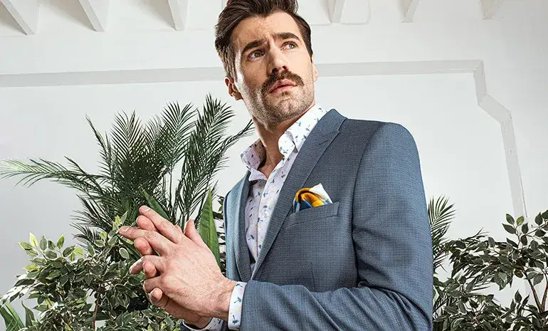 Jaką koszulę do garnituru wybrać, aby wyglądać elegancko?