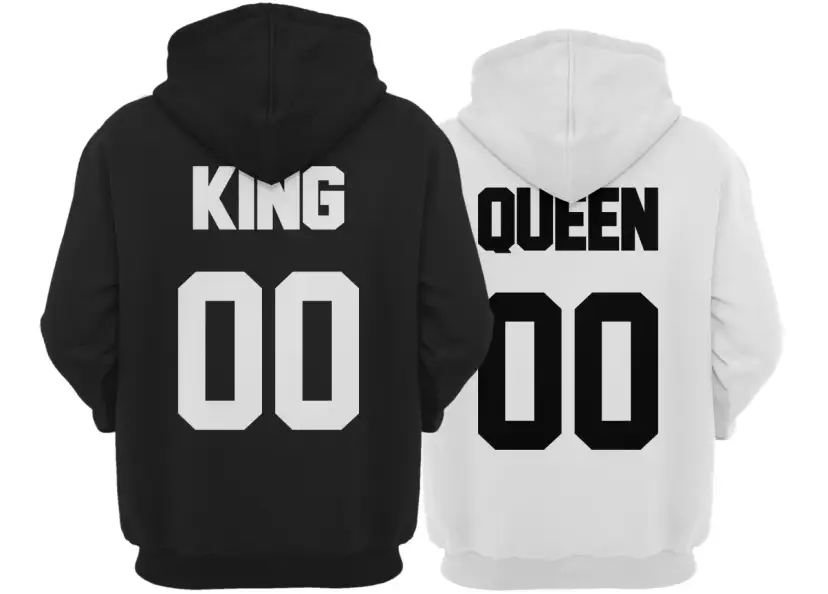 Czarna bluza z napisem KING i biała bluza z napisem QUEEN, obie z numerem 00. Idealne bluzy king queen dla pary.