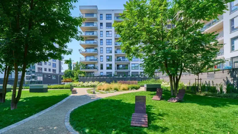 Jakie są instalacje na osiedlu i jak wpływają na komfort życia?