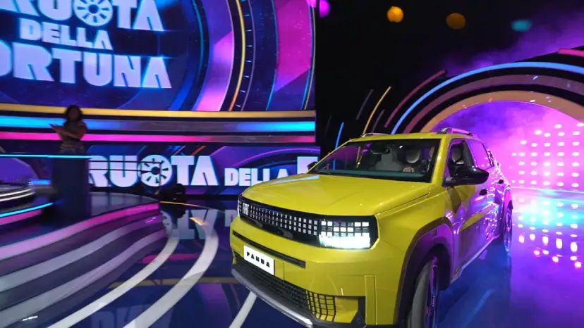 Żółty Fiat Panda wjeżdża na scenę programu "La Ruota Della Fortuna".