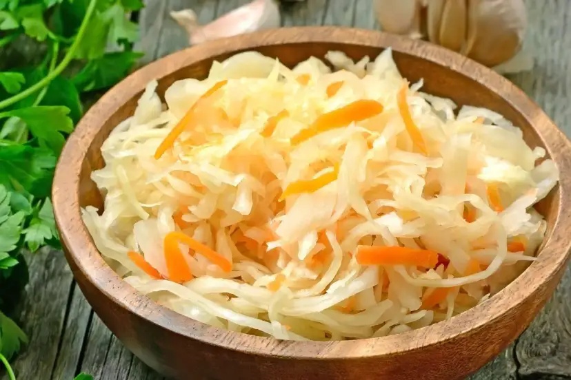 Co dodać do surówki z kiszonej kapusty, by zaskoczyć smakiem?