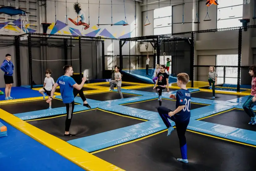 Zajęcia na trampolinach: Spalaj kalorie i wzmocnij ciało bezpiecznie!