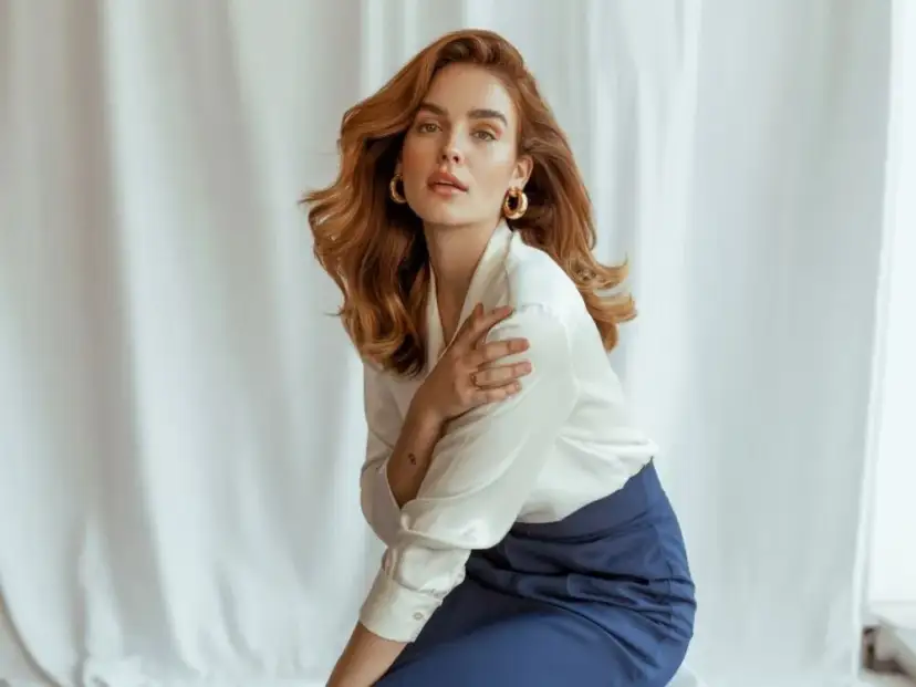 Jaką bluzkę wybrać do granatowej spódnicy, aby wyglądać świetnie?