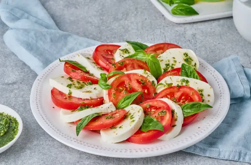 Perfekcyjny sos do pomidorów z mozzarellą: Klasyka i kreatywne idee