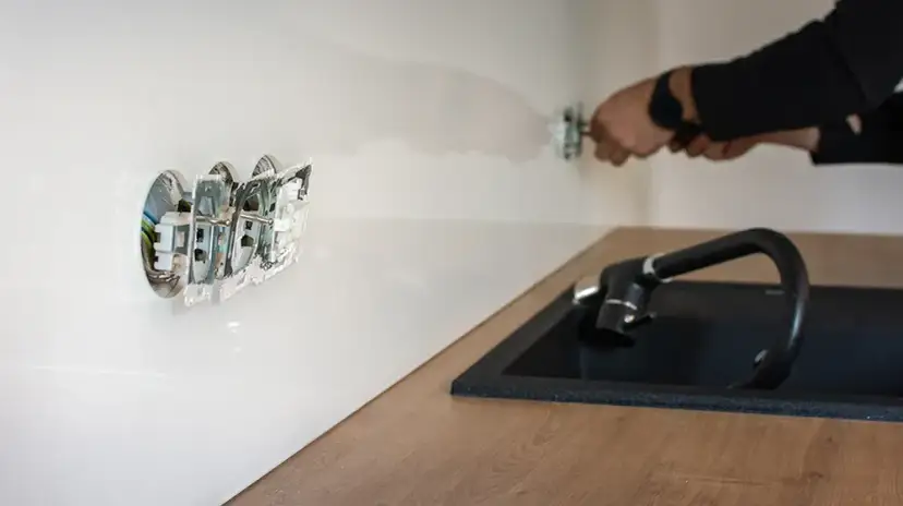 Jak montować gniazdka w kuchni, aby uniknąć kosztownych błędów