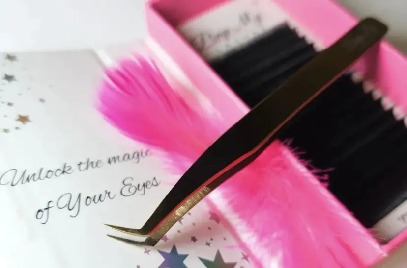 Perfekcyjny wachlarz zaczyna się od narzędzi – jak dobra pęseta wpływa na objętości?