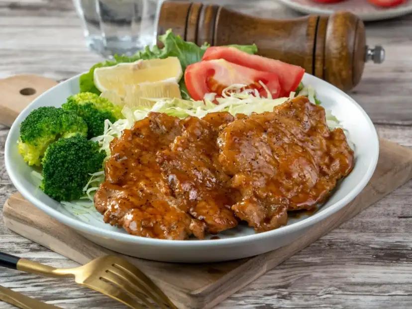 Mięso kurczy się na patelni? Odkryj, jak zachować soczystość!