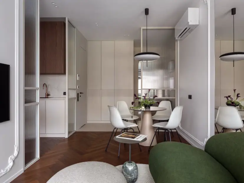 Myślę, że to jest dobre podejście. Oto propozycja tytułu, która spełnia wszystkie kryteria: Małe mieszkanie 30m²: Jak stworzyć funkcjonalną i stylową kawalerkę?