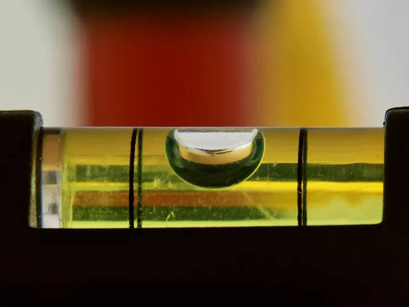 Jaki płyn jest w libelli poziomicy? Poznaj skład i tajemnice