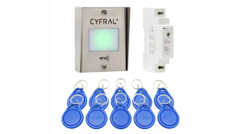 Domofon Cyfral RFID, zasilacz i niebieskie breloki.