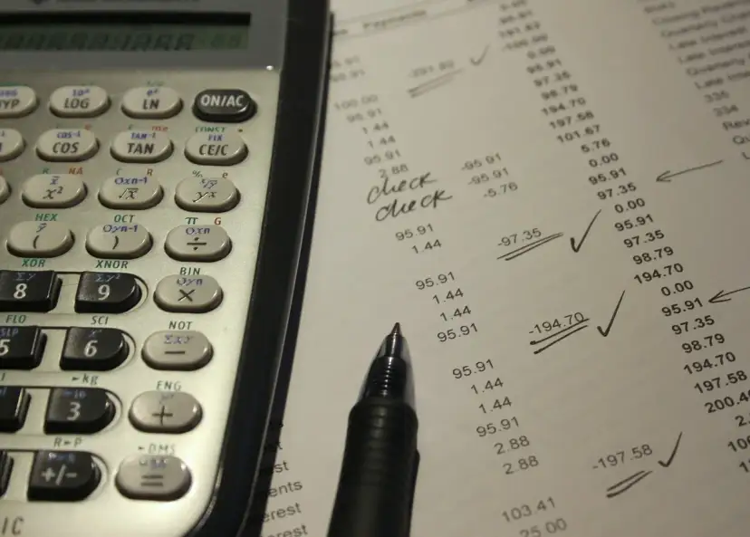 Kalkulator i dokument z danymi finansowymi. Czy można uzyskać wyciąg z zamkniętego konta? Sprawdzanie rachunków.