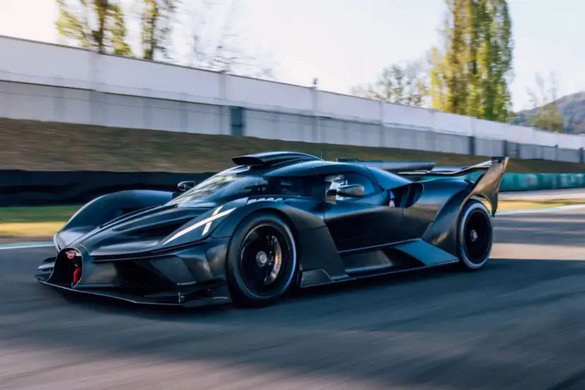 Czarny Bugatti Bolide na torze wyścigowym. Zastanawiasz się, ile kosztuje Bugatti Bolide? To marzenie wielu fanów motoryzacji.