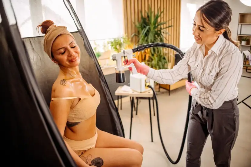 Jak wygląda opalanie natryskowe? Poznaj sekrety idealnej opalenizny