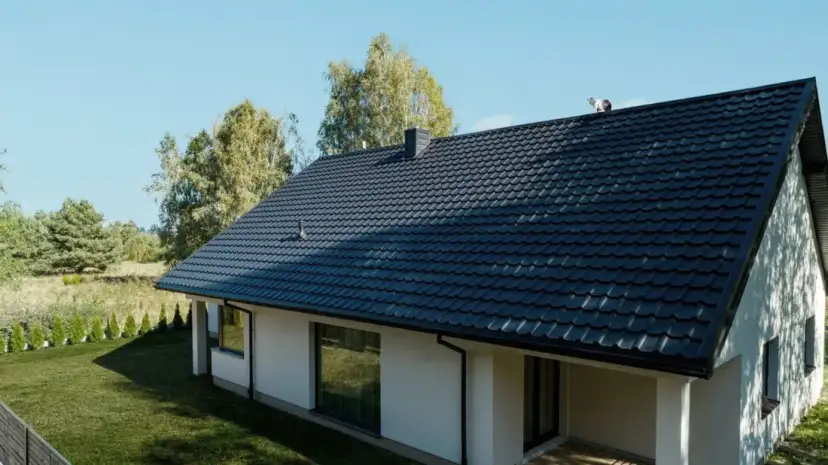Ile kosztuje położenie blachy na dach? Sprawdź ceny i ukryte koszty