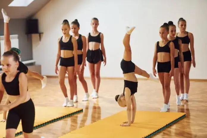 Akrobatyka dla dzieci: Rozwój, bezpieczeństwo, koszty. Czy warto?