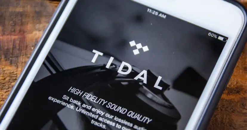 Ekran smartfona z logo Tidal i tekstem "HIGH FIDELITY SOUND QUALITY".
