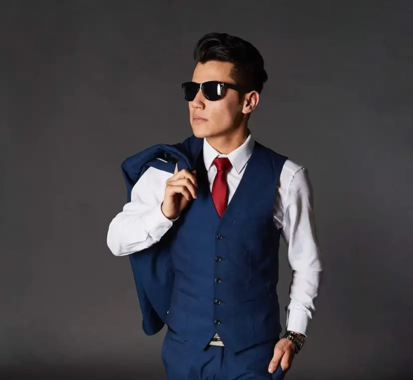 Jaki krawat do niebieskiej koszuli i granatowego garnituru, by nie wyglądać źle?