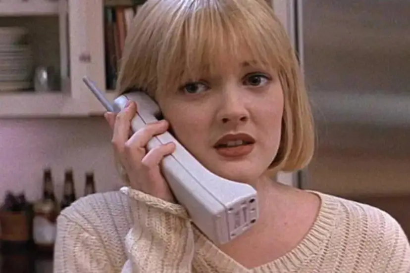 Blondynka z przerażeniem odbiera telefon, jakby właśnie usłyszała, że ktoś ją "zombieinguje".