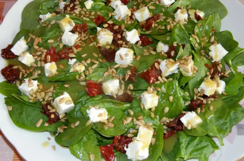 Sałatka ze szpinakiem, fetą i słonecznikiem. Chrupiące nasiona słonecznika dodają tekstury tej pysznej sałatce.