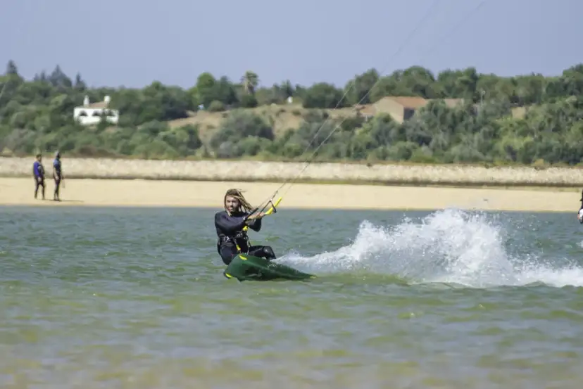 Kitesurfing Portugalia: Jak znaleźć idealny spot dla siebie?