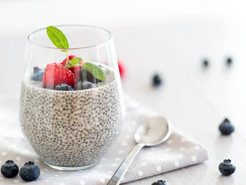 Pyszny deser chia z malinami i borówkami. Idealny przepis na zdrowe śniadanie lub przekąskę.