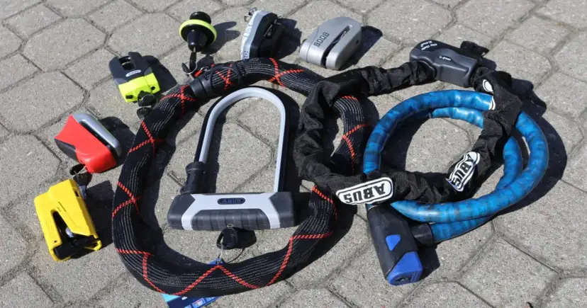 Spokój na drodze: Blokada motocyklowa z alarmem którą wybrać?